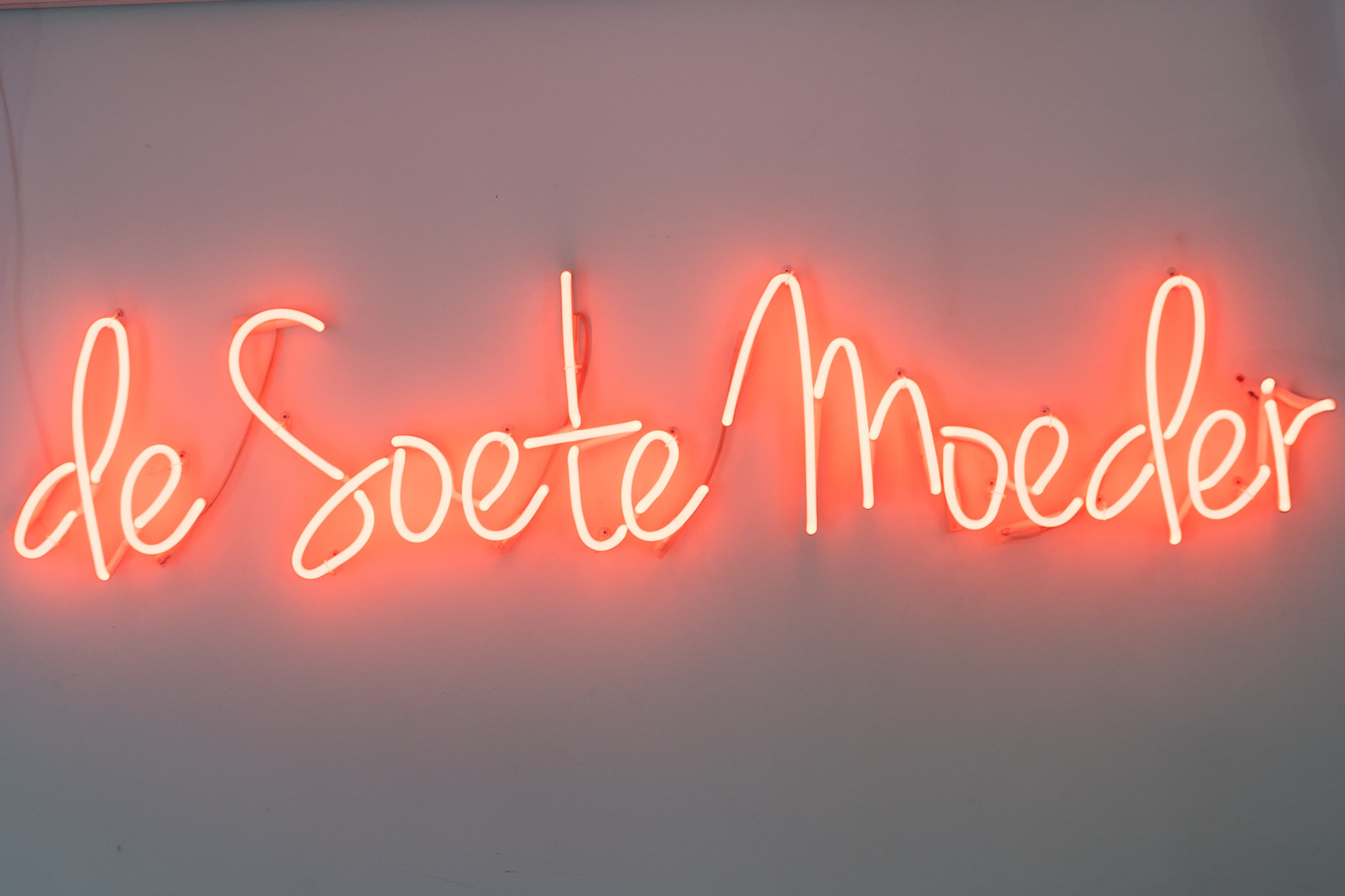 Het Kloosterhotel is gevestigd in een Rijksmonument, gebouwd in de stijl van de Amsterdamse school.