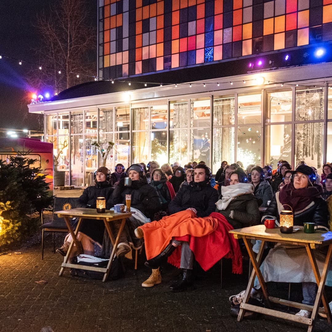 Buitenbios verkadefabriek.