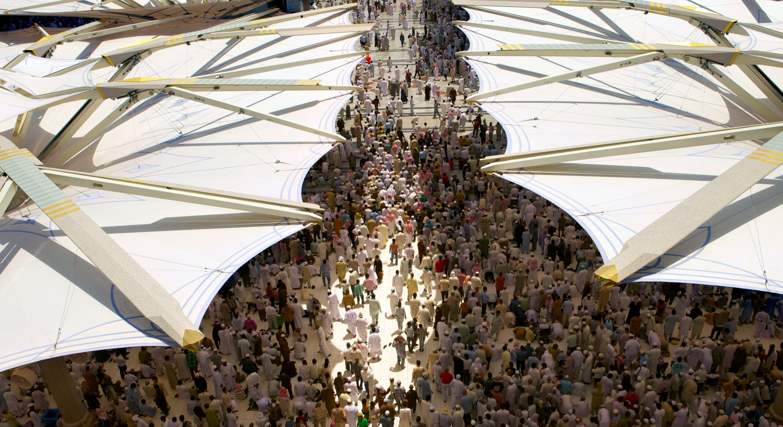 Uitvouwbare-parasols-voor-het-buitenplein-van-Al-Masjid-al-Nabawi-de-Moskee-van-de-Profeet-in-Medina-ontworpen-in-2011-door-Dr-Mahmoud-Bodo-Rasch.-Foto-SL-Rasch-6-scaled.jpg